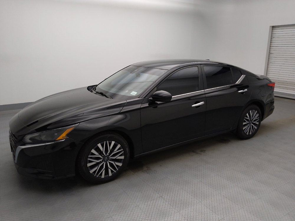 Used 2023 Nissan Altima 2.5 SV image 2