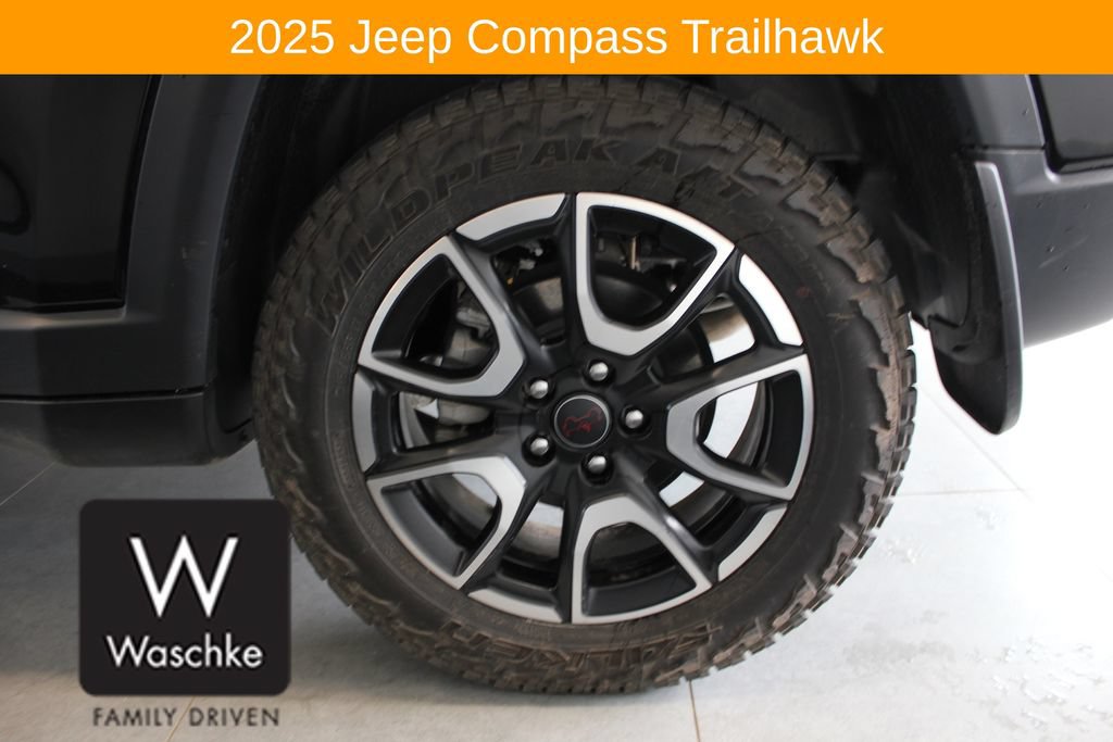 Used 2025 Jeep Compass Trailhawk w/ Trailhawk Convenience Group AWD/4WD image 12