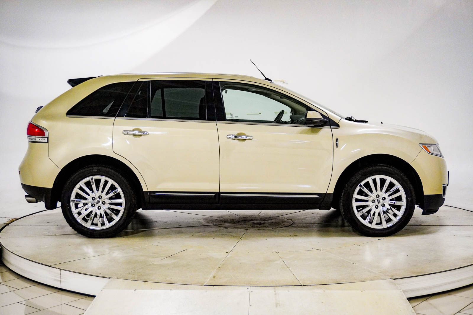 Used 2015 Lincoln MKX FWD w/ Equipment Group 101A image 11