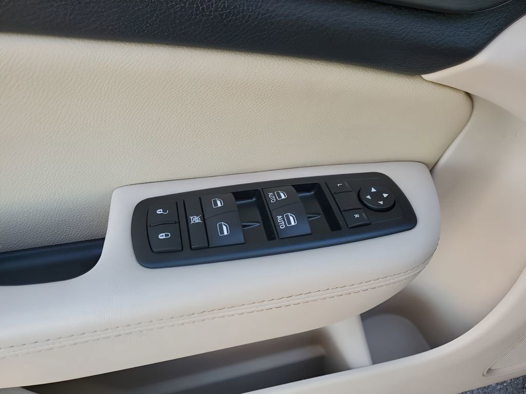 Used 2015 Chrysler 200 Limited w/ Convenience Group image 28