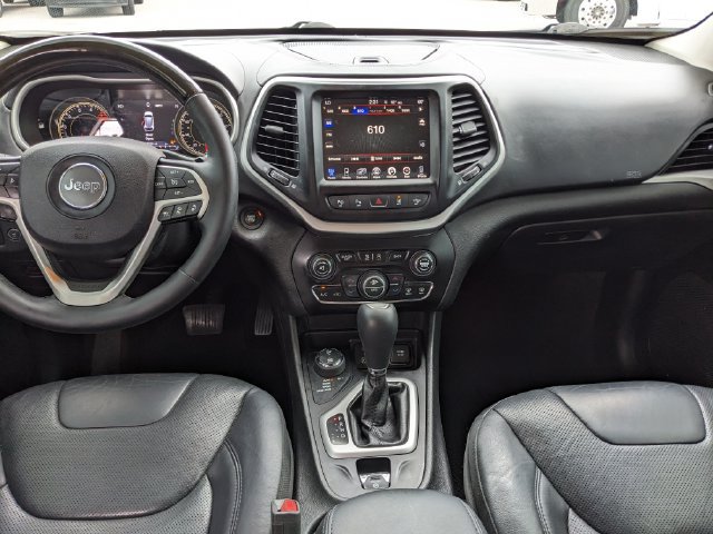 Used 2017 Jeep Cherokee Overland w/ Technology Group AWD/4WD image 16