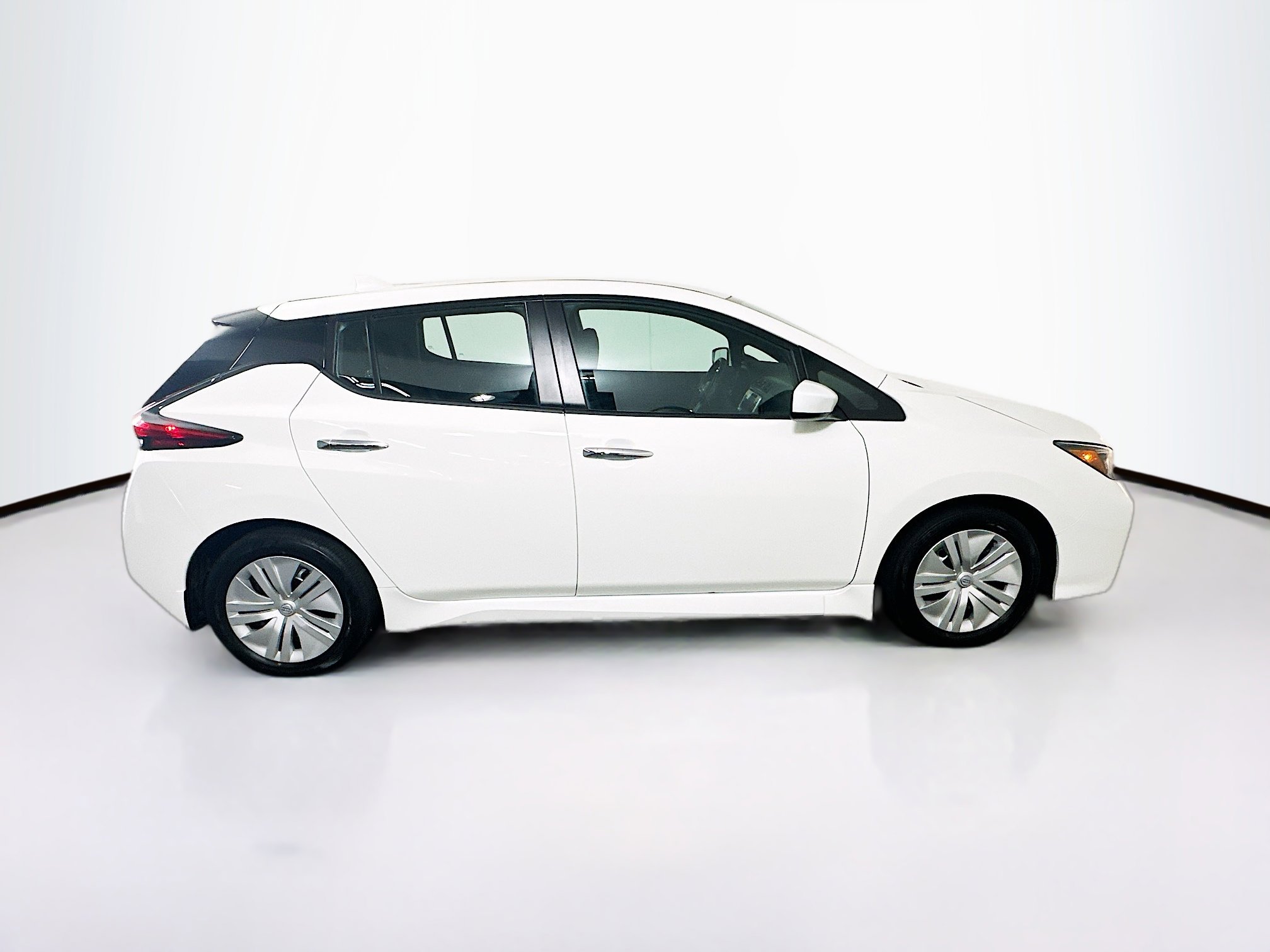Used 2025 Nissan Leaf S image 10