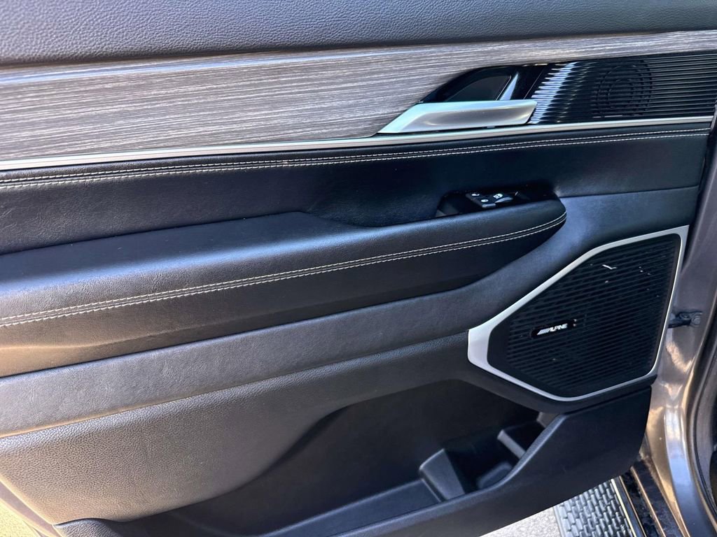 Used 2024 Jeep Wagoneer L Series II w/ Flexible Seating Group RWD image 7
