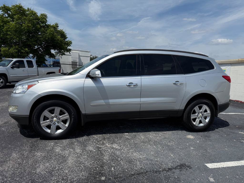 Used 2012 Chevrolet Traverse LT FWD image 2