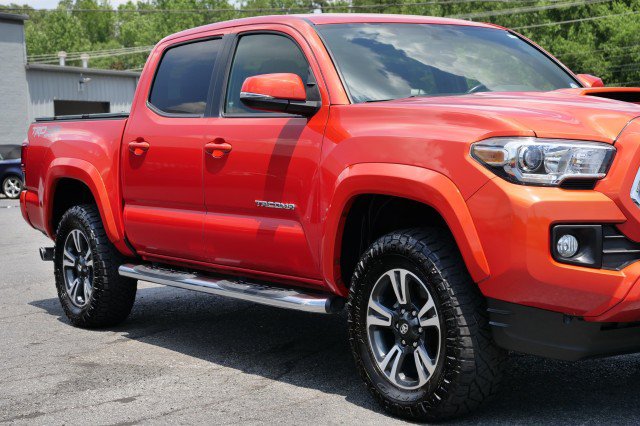 Used 2017 Toyota Tacoma TRD Sport w/ Premium & Technology Package AWD/4WD image 46