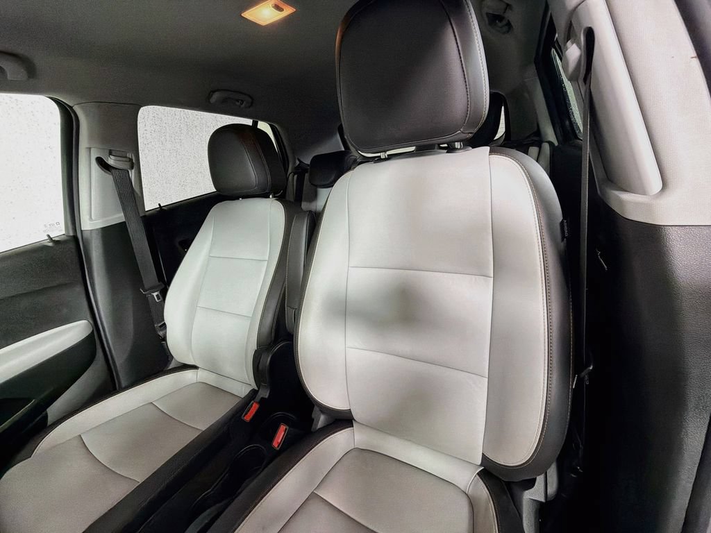 Used 2022 Chevrolet Trax LT w/ Premium Seat Package AWD/4WD image 12