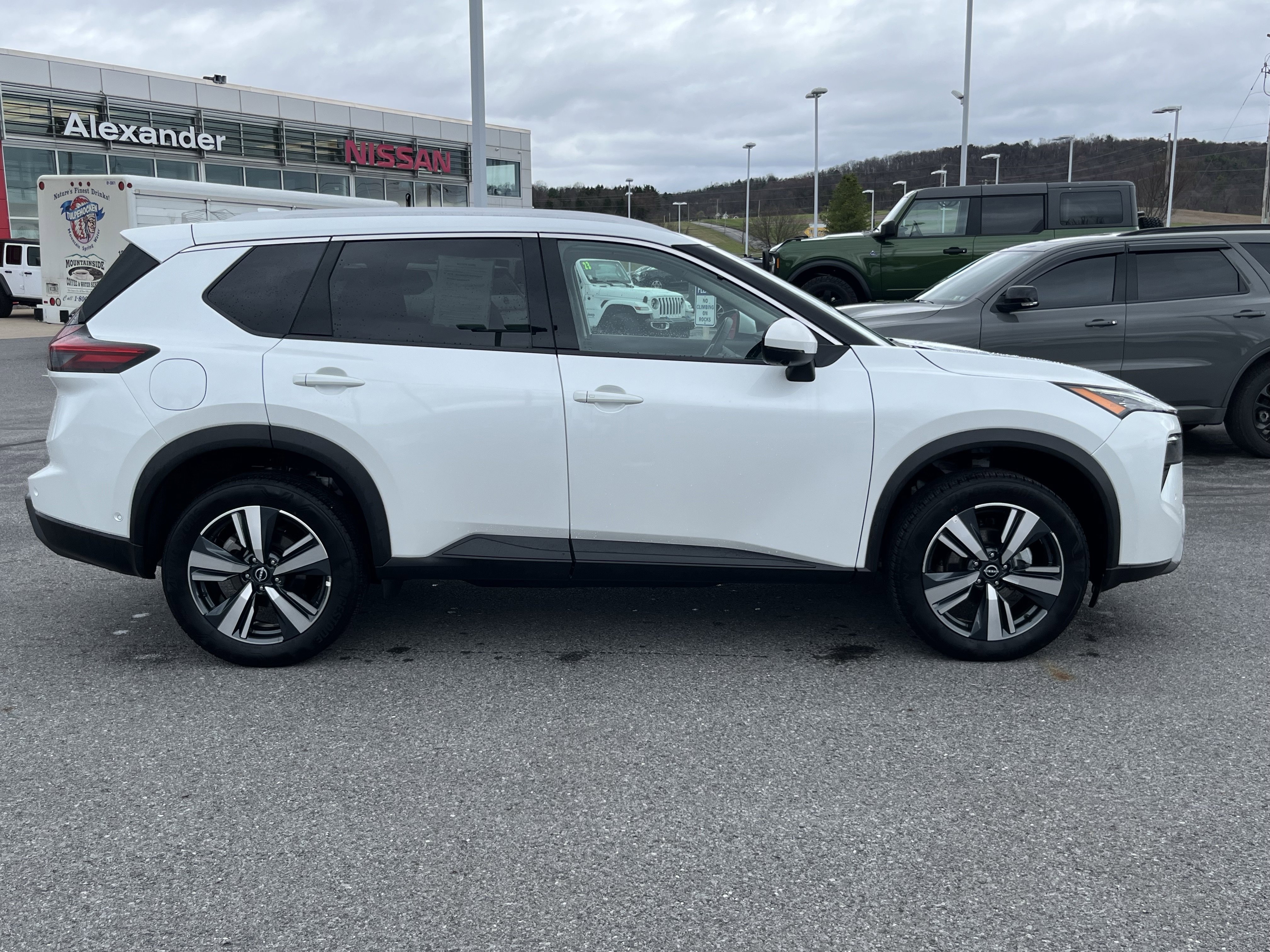 Used 2024 Nissan Rogue SL image 2