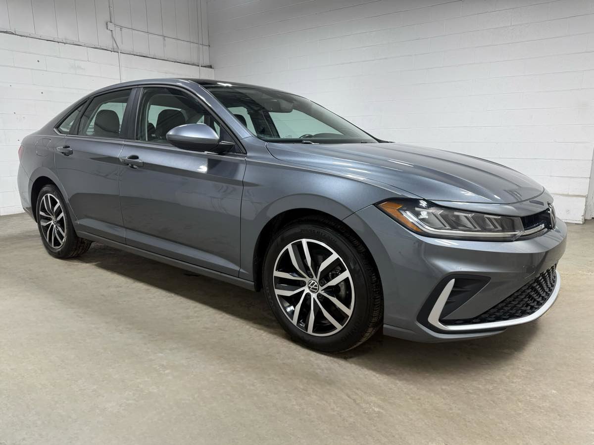 Used 2025 Volkswagen Jetta SE w/ Sunroof Package image 3