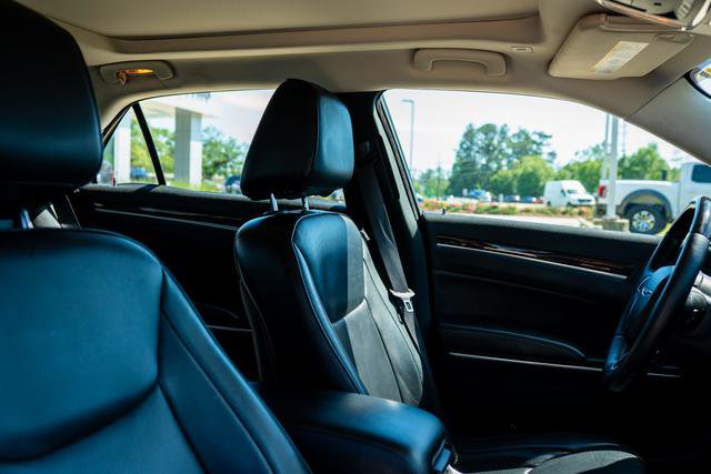 Used 2017 Chrysler 300 C RWD image 8