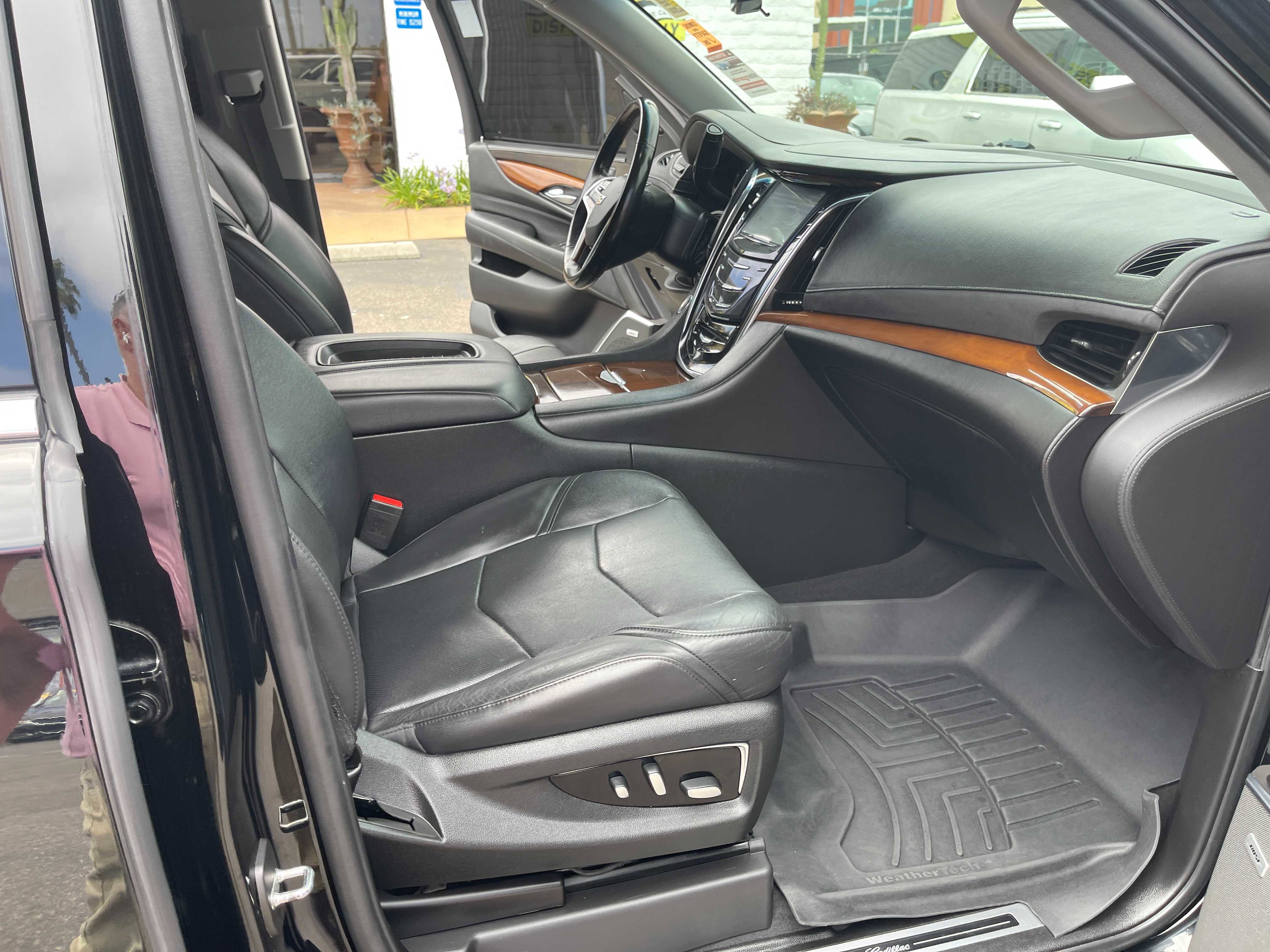Used 2018 Cadillac Escalade ESV Premium Luxury AWD/4WD image 23