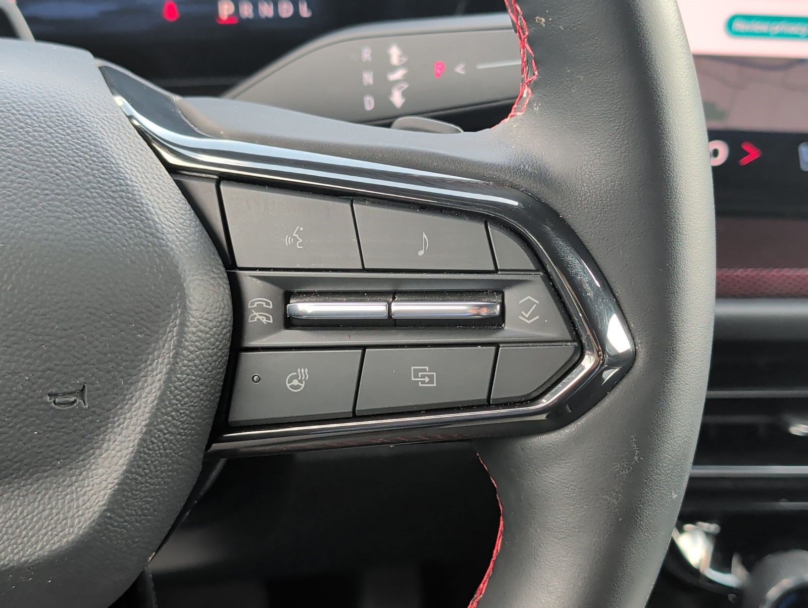 Used 2025 Chevrolet Traverse RS FWD image 15