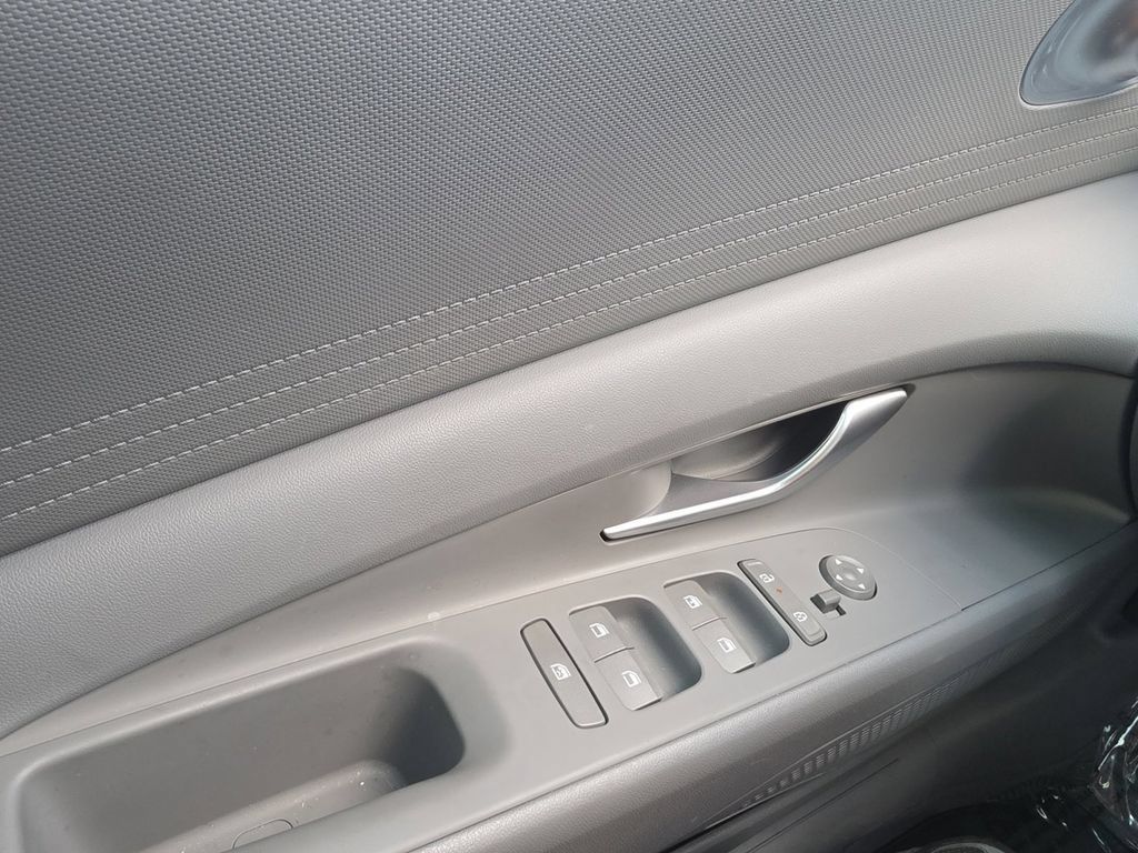 Certified 2025 Hyundai Elantra SE FWD image 23