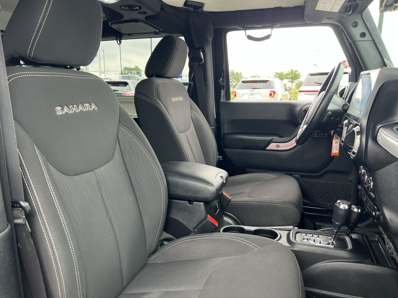 Used 2017 Jeep Wrangler Sahara w/ Connectivity Group AWD/4WD image 25