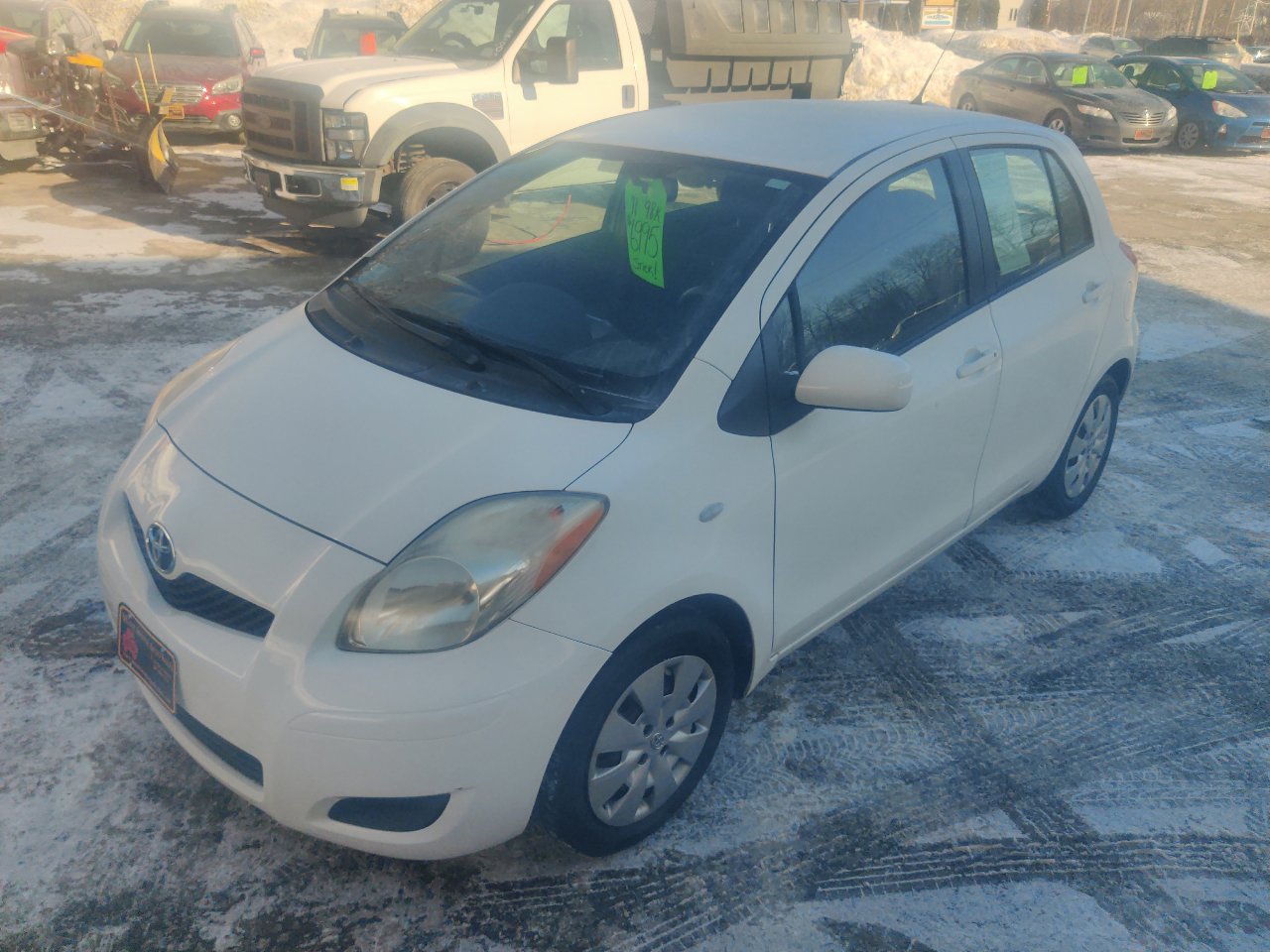 Used 2011 Toyota Yaris Liftback 5-Door MT image 2
