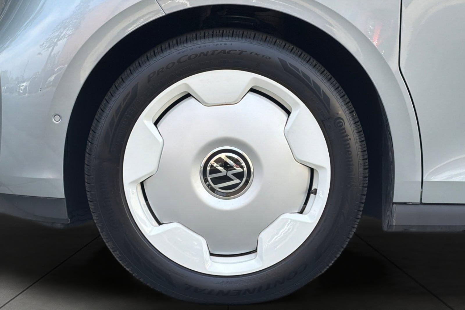 Used 2025 Volkswagen ID. Buzz 1st Edition RWD image 26