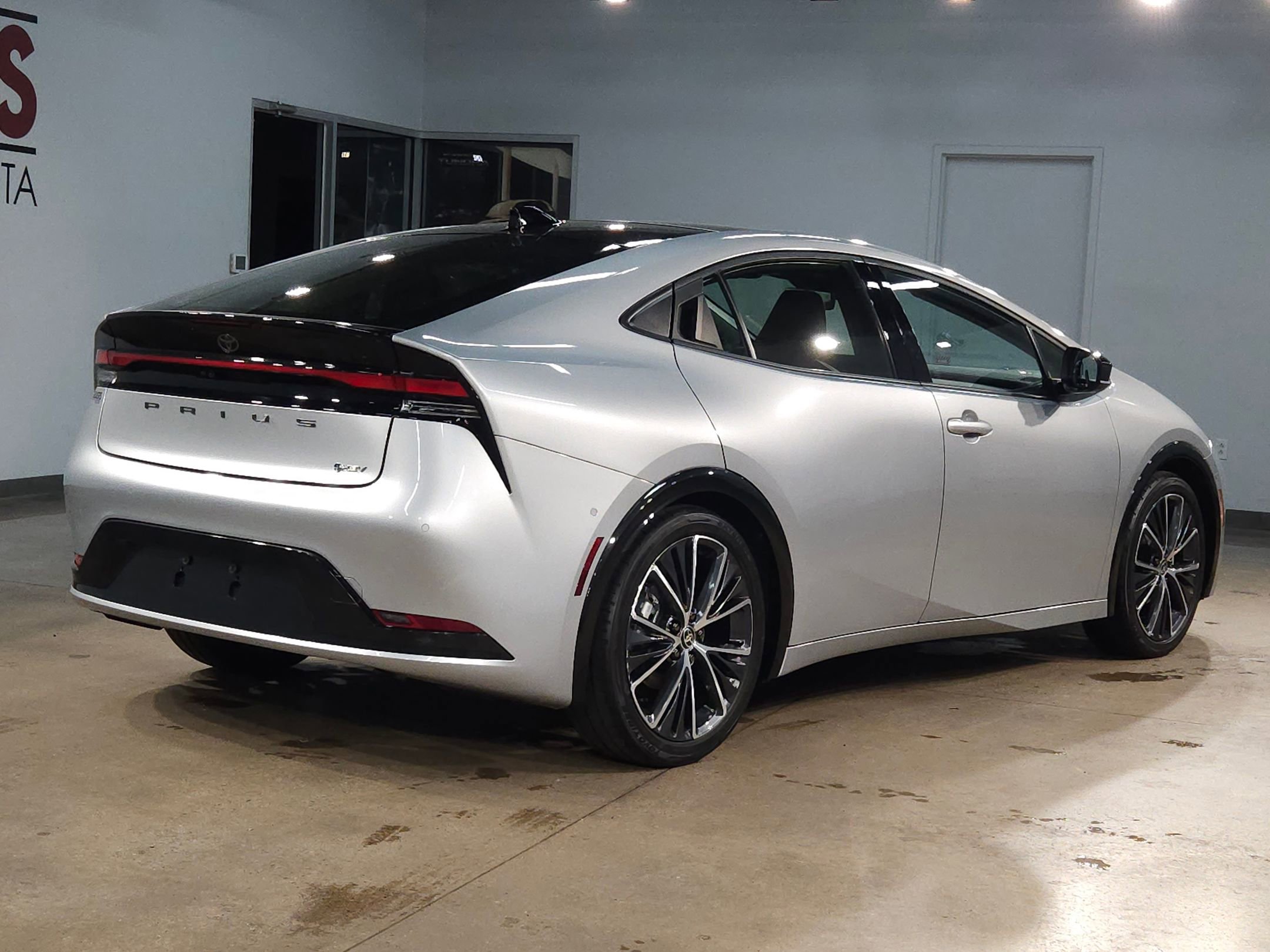 Used 2025 Toyota Prius Limited w/ Limited Premium Package FWD image 7