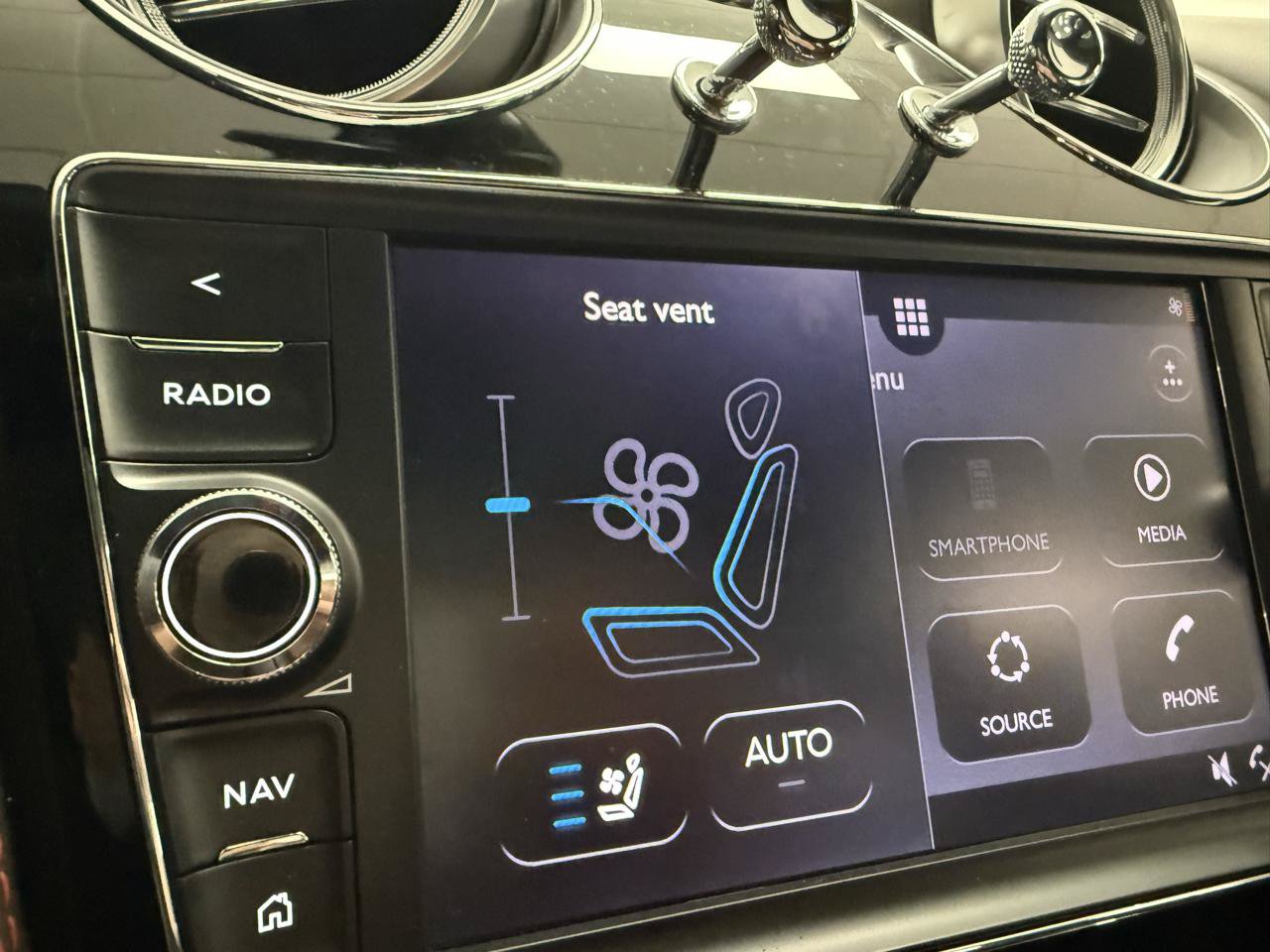 Used 2018 Bentley Bentayga AWD/4WD image 18