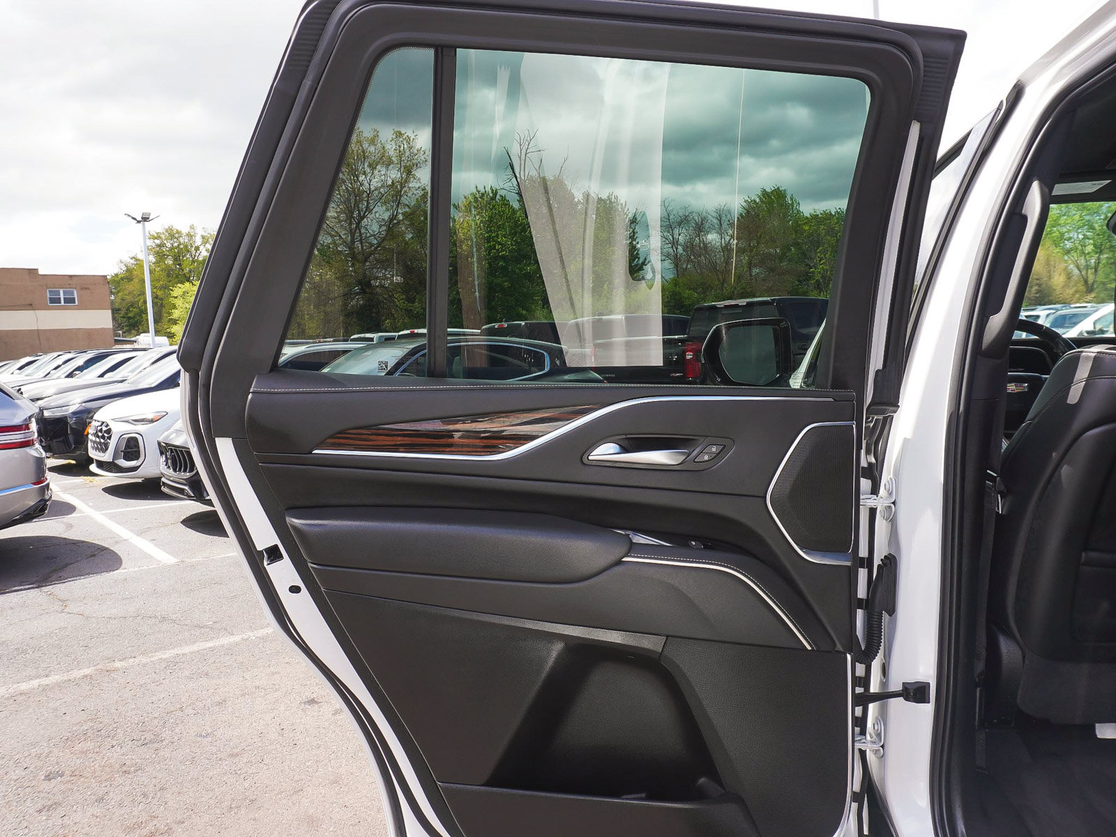 Used 2023 Cadillac Escalade Premium Luxury AWD/4WD image 13