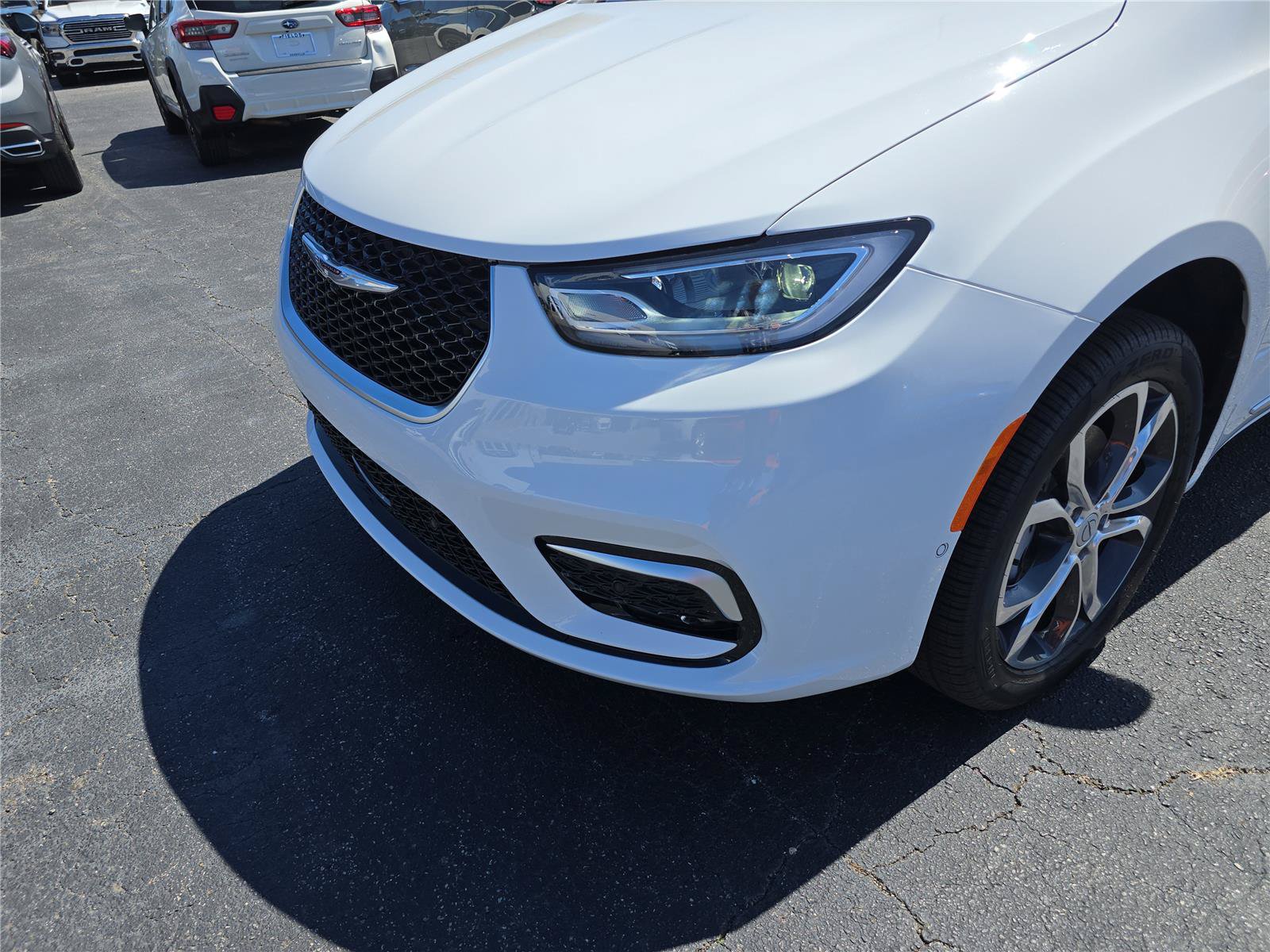 New 2026 Chrysler Pacifica Pinnacle w/ Trailer Tow Group AWD/4WD image 10