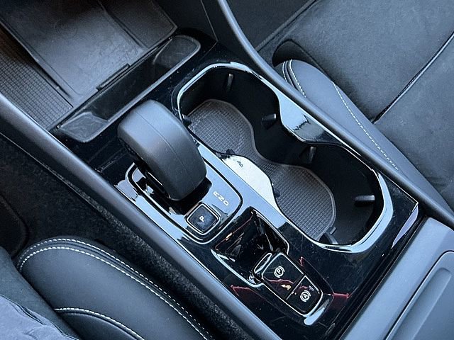 Certified 2025 Volvo XC40 B5 Plus image 24