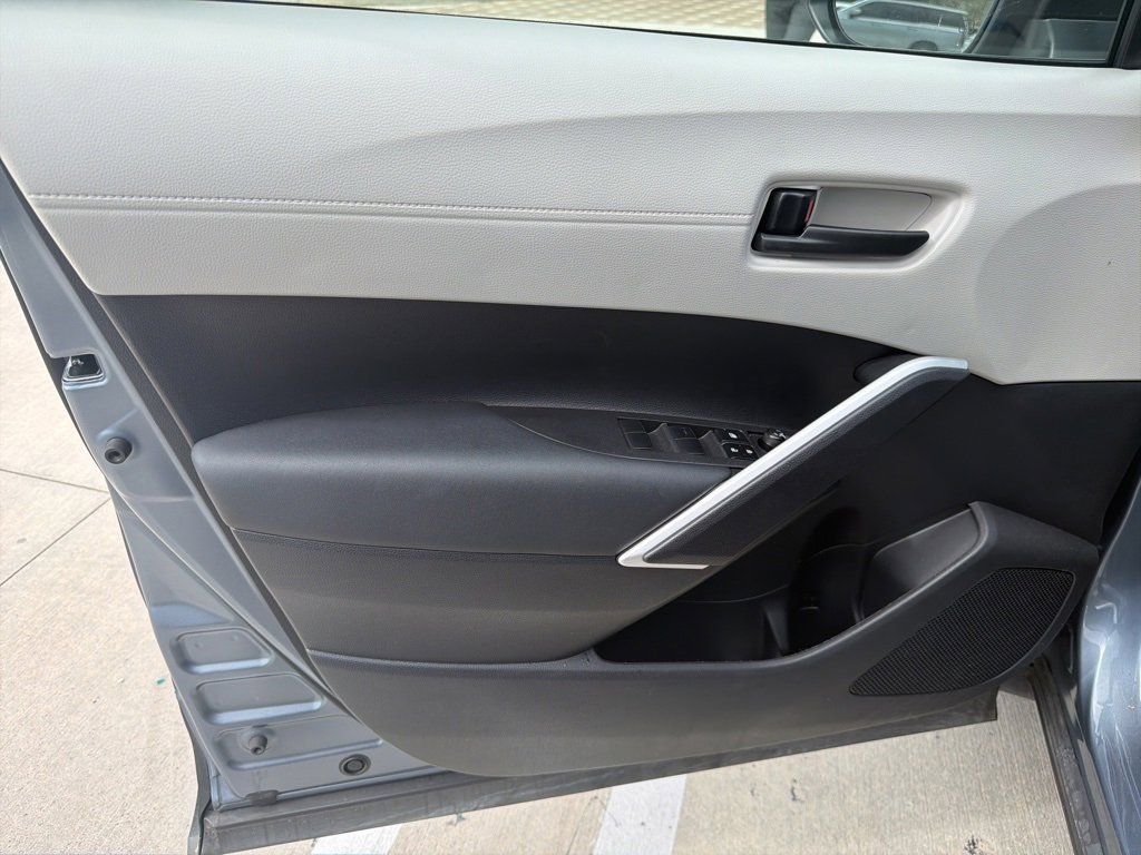 Used 2025 Toyota Corolla Cross L image 3