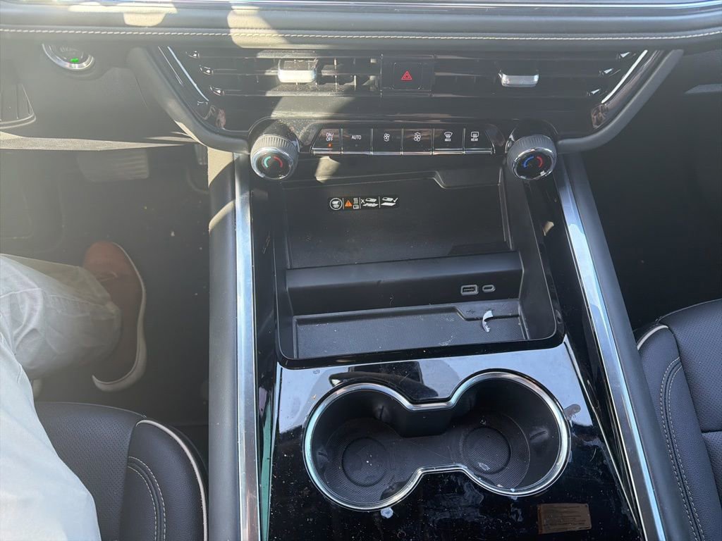 Used 2025 Chevrolet Tahoe Premier AWD/4WD image 3