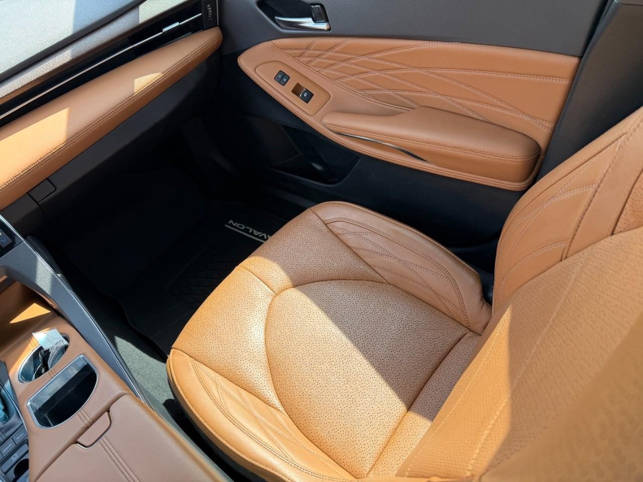 Used 2019 Toyota Avalon Limited image 16
