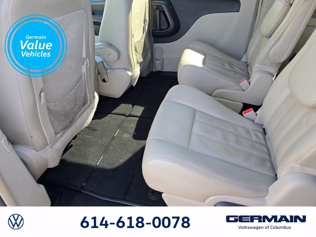 Used 2014 Chrysler Town & Country Touring FWD image 17