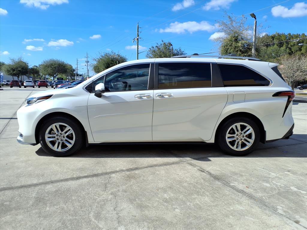 Used 2022 Toyota Sienna Limited image 4