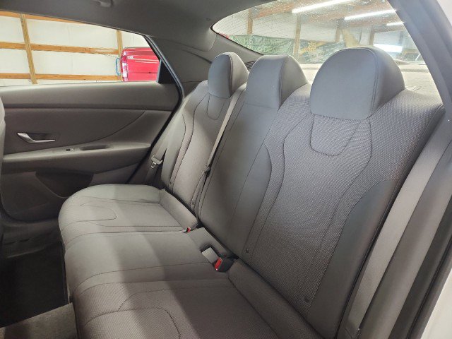 Used 2022 Hyundai Elantra SE image 13
