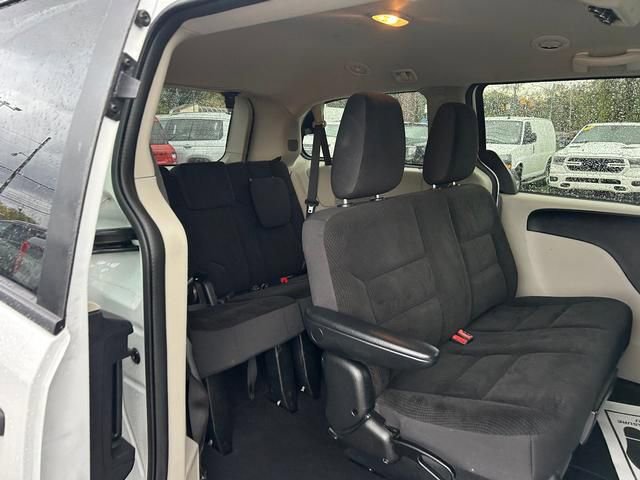 Used 2019 Dodge Grand Caravan SE w/ UConnect Hands-Free Group image 28