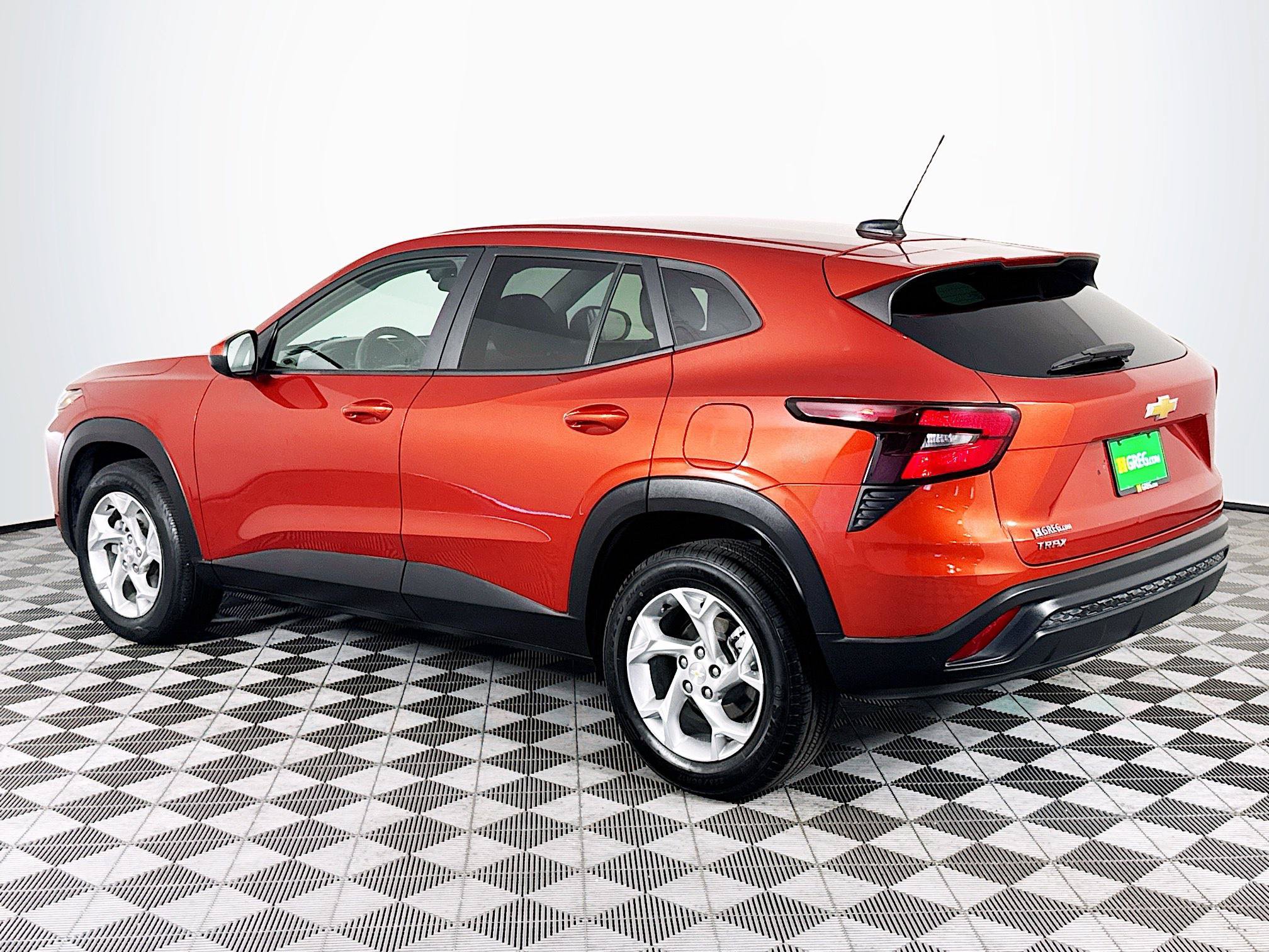 Used 2024 Chevrolet Trax LS w/ LS Convenience Package FWD image 6