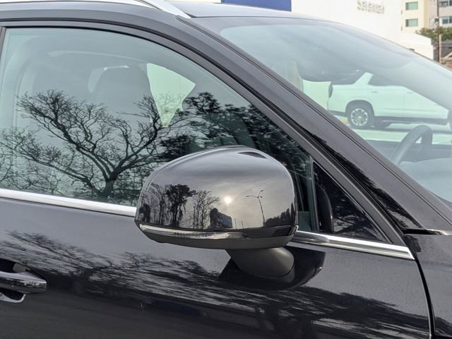 Certified 2023 Volvo XC40 B5 Plus w/ Protection Package Premier image 15