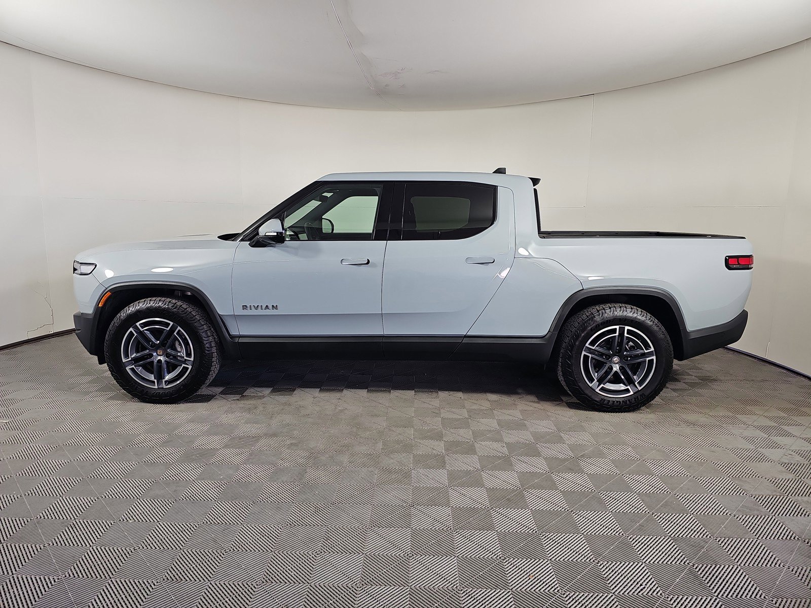 Used 2025 Rivian R1T Adventure image 2
