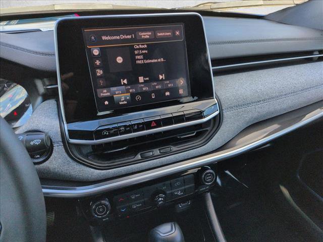 Used 2025 Jeep Compass Latitude image 14