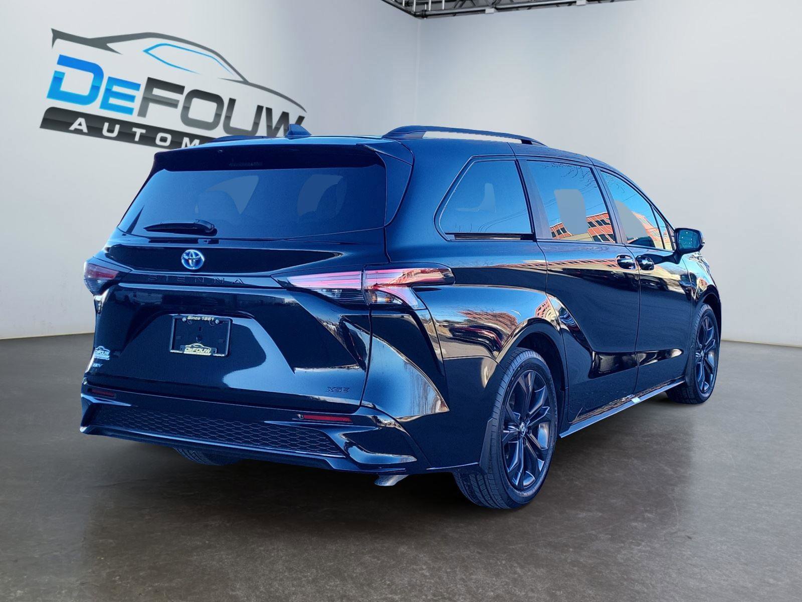 Used 2025 Toyota Sienna XSE image 3