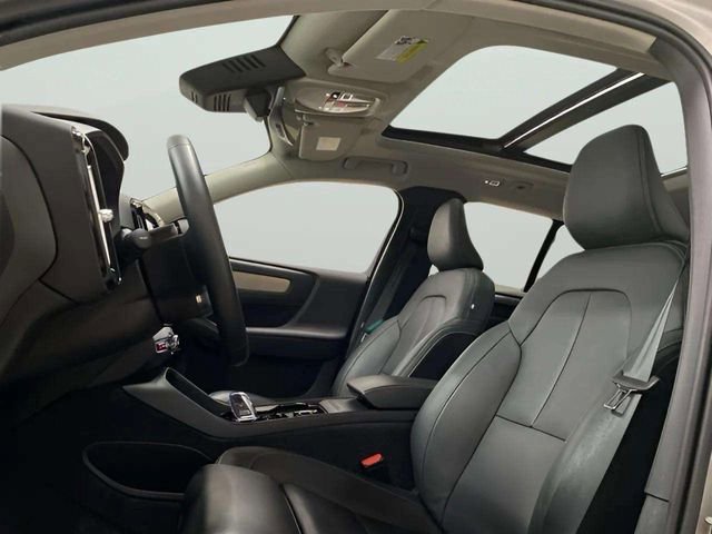 Used 2025 Volvo XC40 B5 Plus image 8