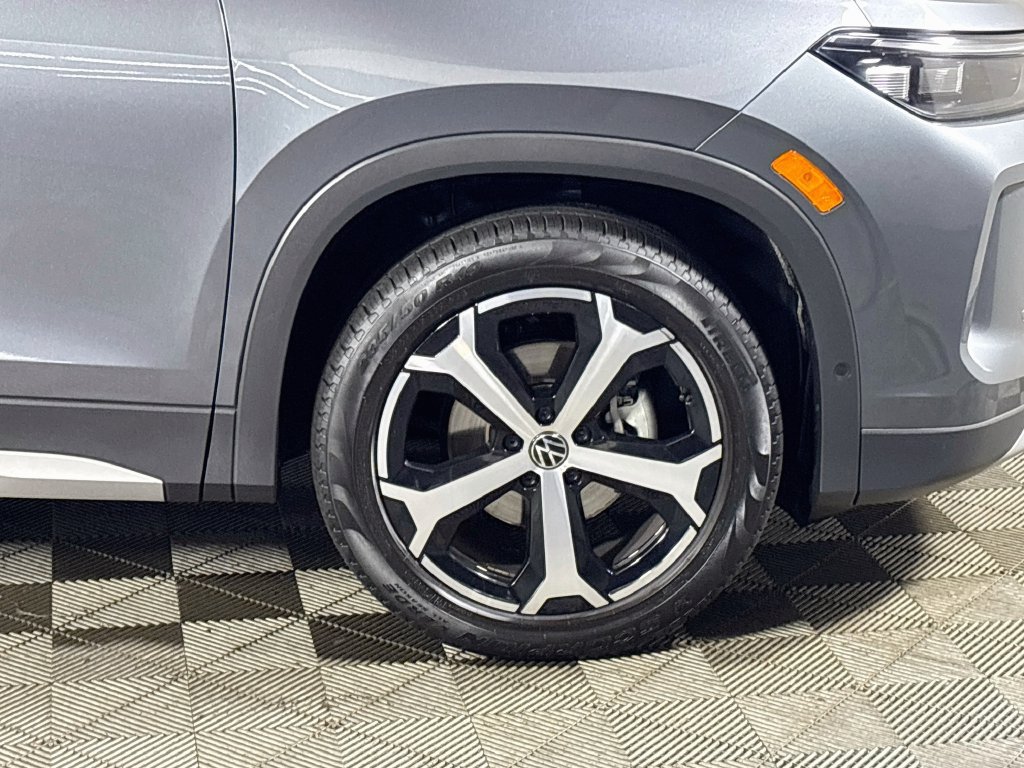Certified 2025 Volkswagen Tiguan SE FWD image 24