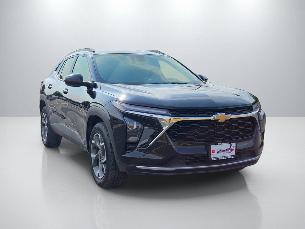 Used 2025 Chevrolet Trax LT FWD image 3