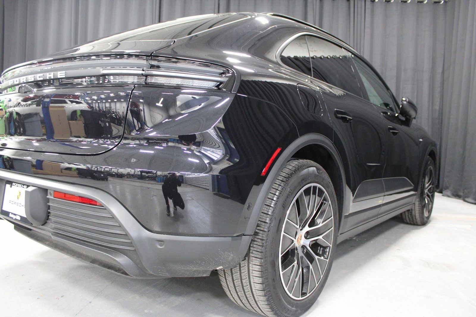 Certified 2025 Porsche Macan Electric image 3