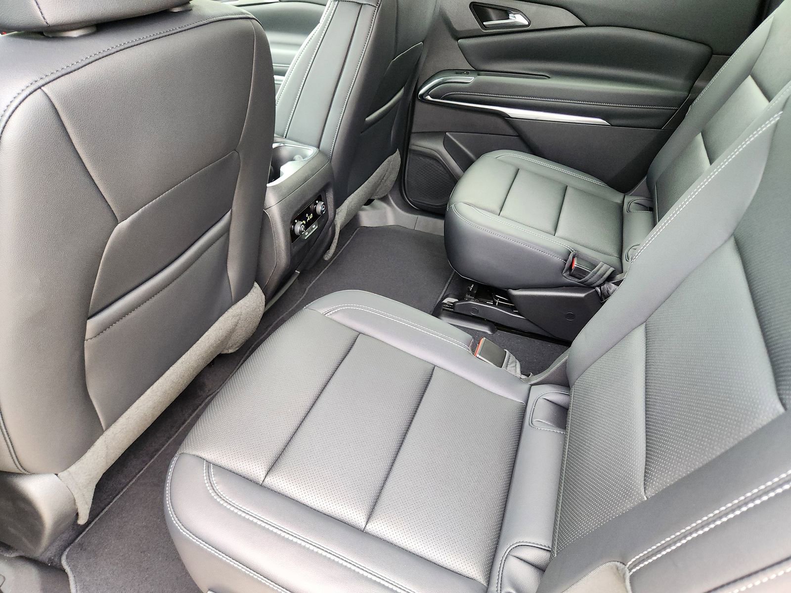 New 2026 Chevrolet Traverse LT w/ Midnight/Sport Edition FWD image 23