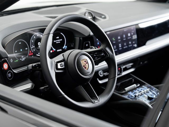 Certified 2025 Porsche Cayenne Coupe image 9