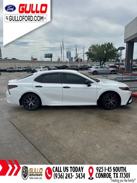 Used 2022 Toyota Camry SE FWD image 2