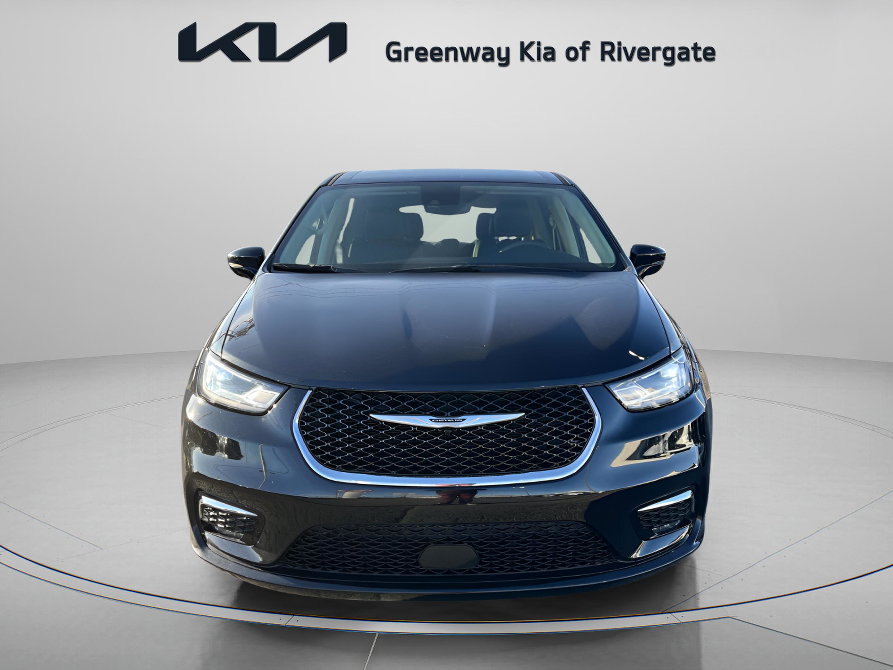 Used 2024 Chrysler Pacifica Touring-L image 2