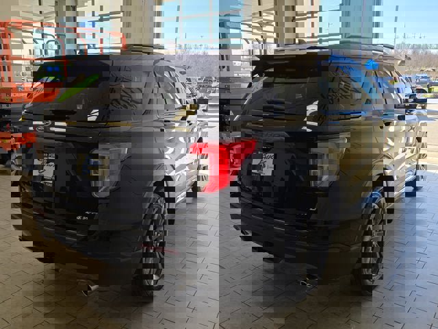 Used 2024 Ford Explorer XLT w/ Equipment Group 202A AWD/4WD image 15