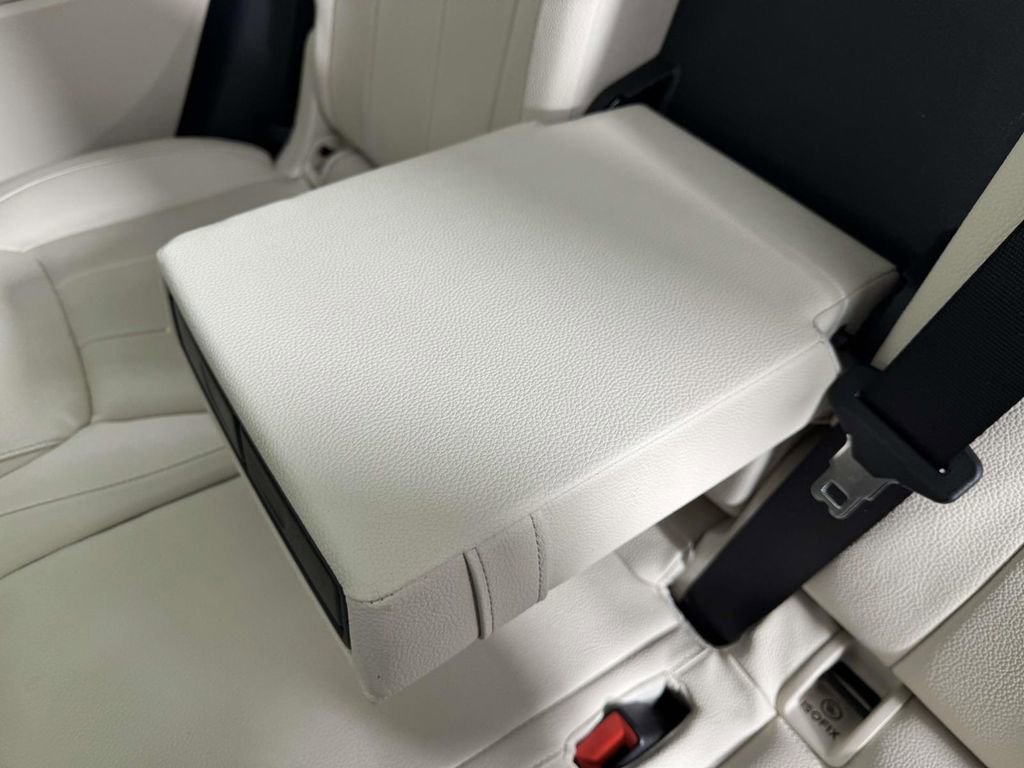 Used 2021 Mercedes-Benz GLB 250 4MATIC image 33