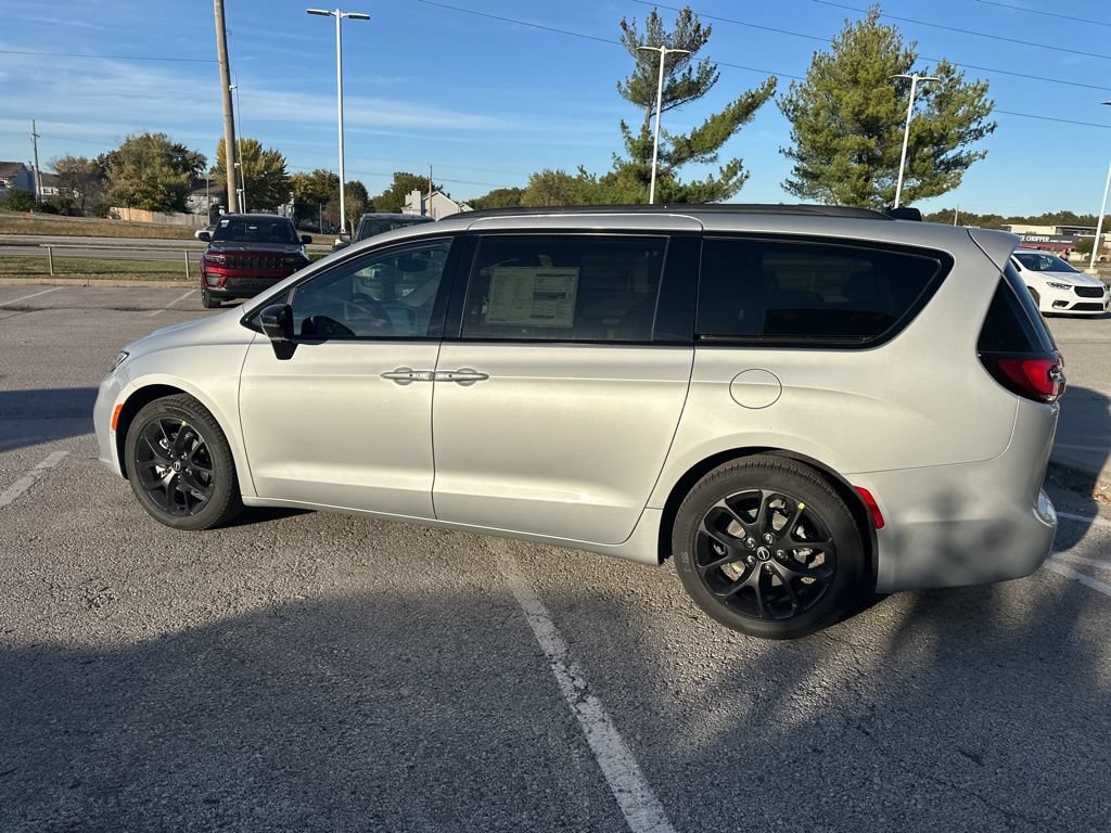 New 2026 Chrysler Pacifica Select FWD image 21