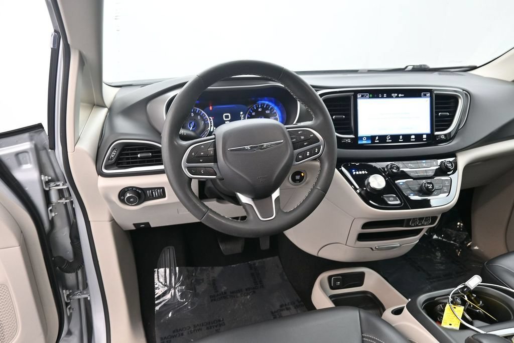 Used 2023 Chrysler Pacifica Touring-L FWD image 14