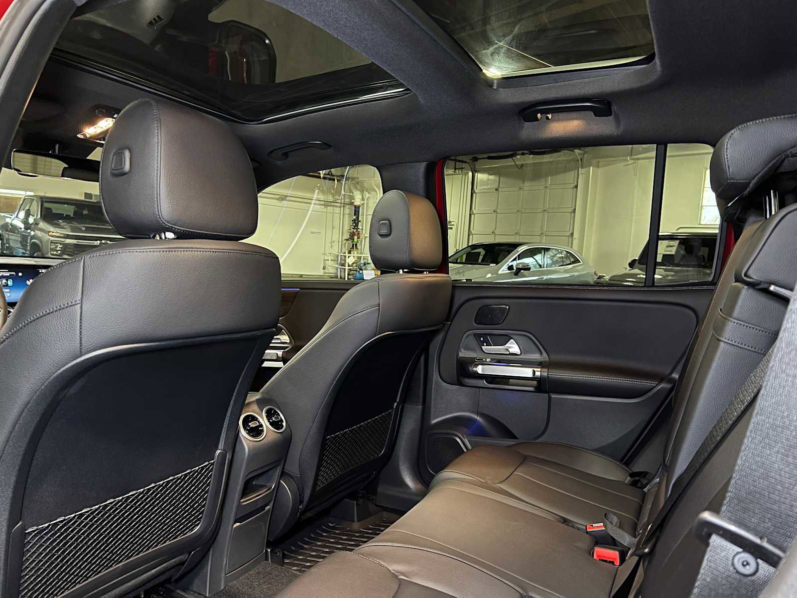 Used 2025 Mercedes-Benz GLB 250 4MATIC image 17