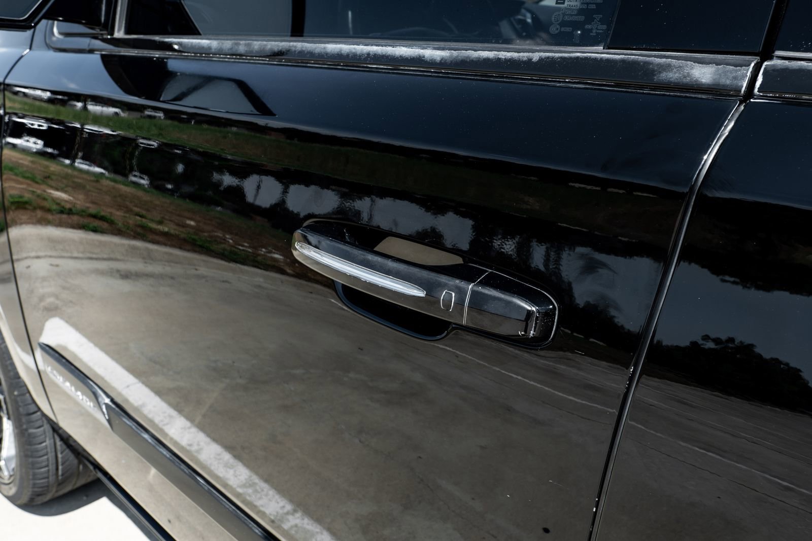 Used 2018 Cadillac Escalade Premium Luxury AWD/4WD image 40